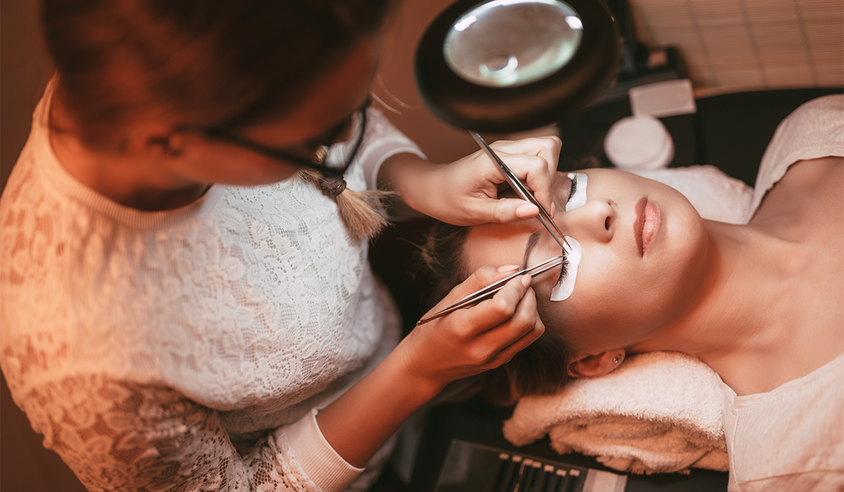 WHY EYELASH EXTENSIONS ARE THE PERFECT ADDITION TO YOUR BEAUTY ROUTINE